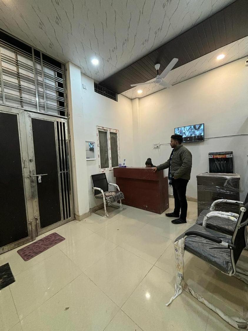 Madhuri Guest House Varanasi Ngoại thất bức ảnh