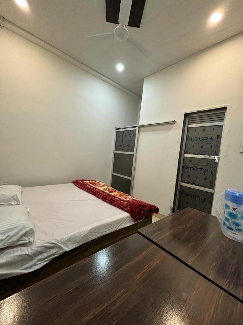 Madhuri Guest House Varanasi Ngoại thất bức ảnh